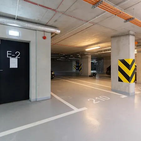 Loft With Parking In By Renters דירה ורשה